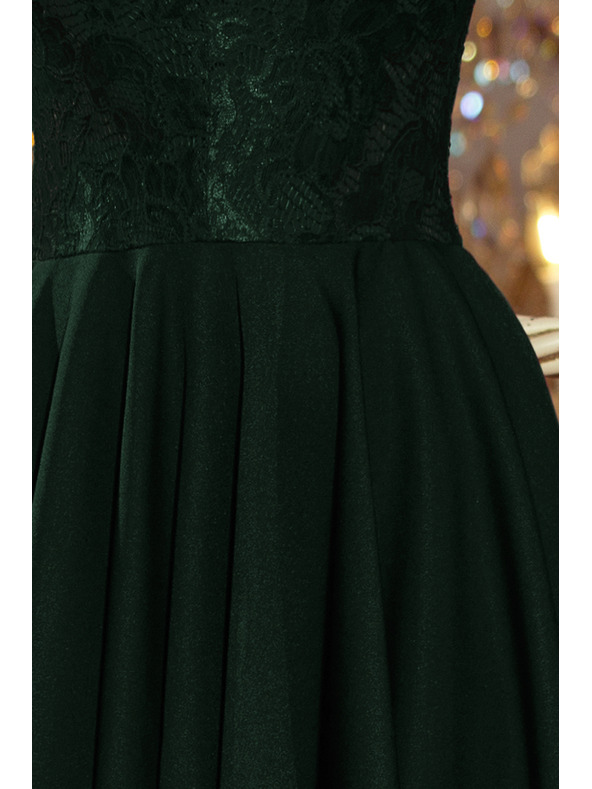 numoco NICOLLE - Exkluzívne šaty s čipkou - tmavozelené