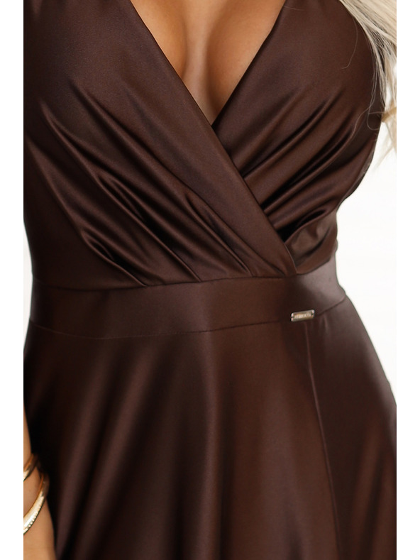 numoco CRYSTAL saténové dlhé šaty s výstrihom - čokoládové
