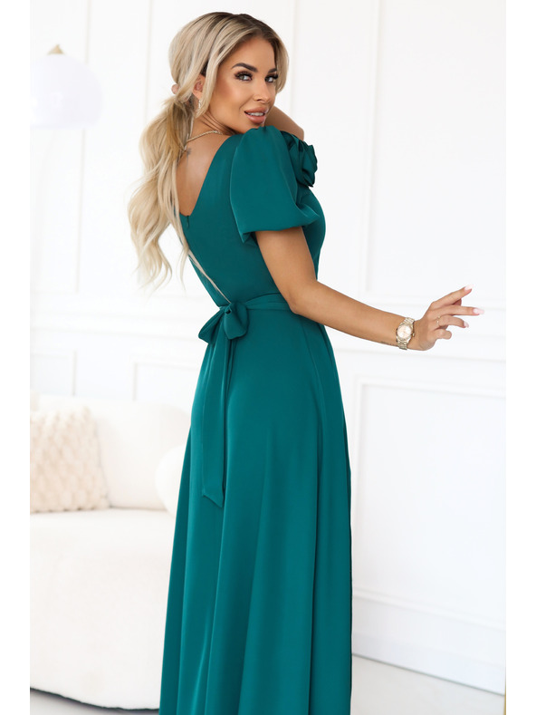 numoco Elegantné dlhé spoločenské šaty s kvetinou, páskom a vysokým rozparkom - fľaškovo zelená