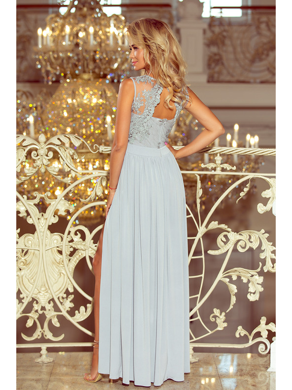 numoco LEA dlhé šaty s vyšívaným výstrihom - strieborná farba