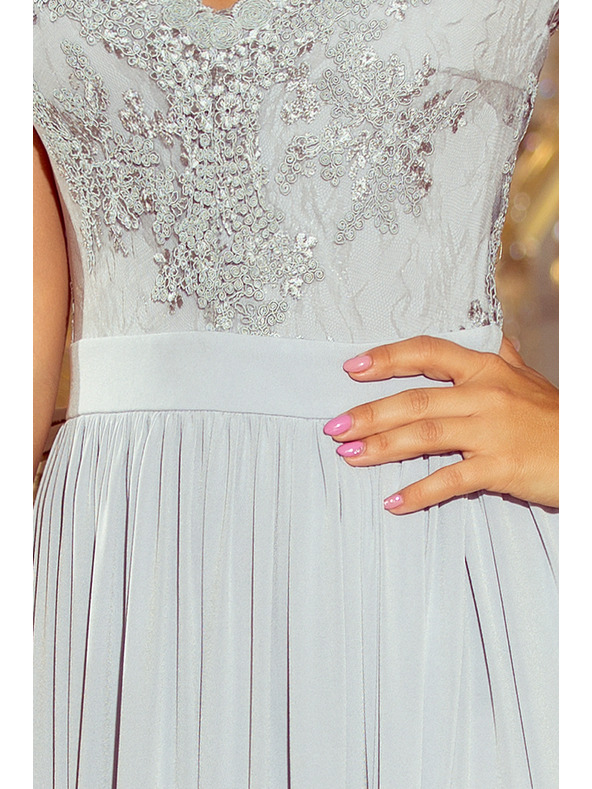 numoco LEA dlhé šaty s vyšívaným výstrihom - strieborná farba