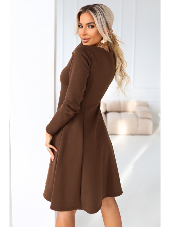 numoco IVANA pohodlné trapézové šaty s výstrihom a dlhým rukávom - čokoládové