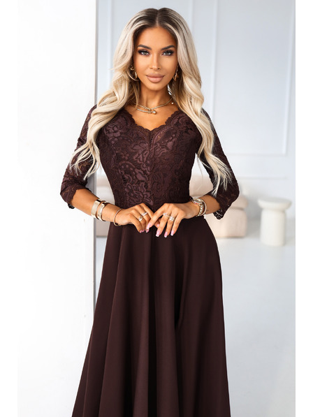 numoco AMBER elegantné dlhé čipkované šaty s výstrihom - čokoládové