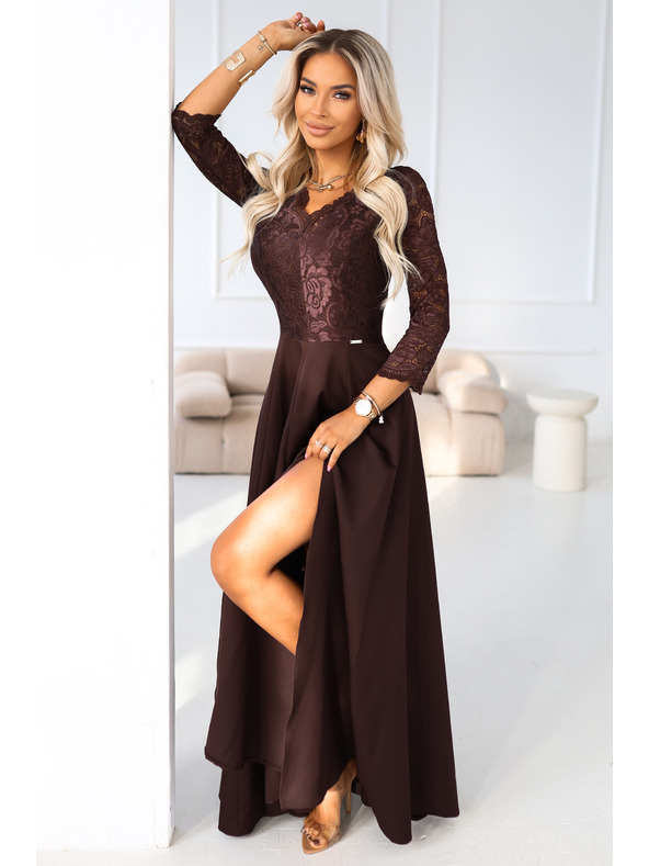 numoco AMBER elegantné dlhé čipkované šaty s výstrihom - čokoládové