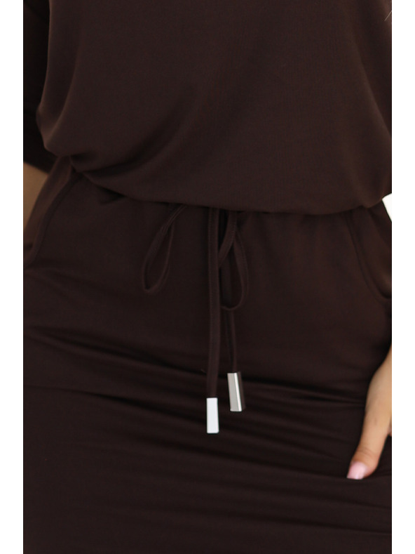 numoco Športové midi šaty s vreckami a zaväzovaním v páse - čokoládovo hnedé