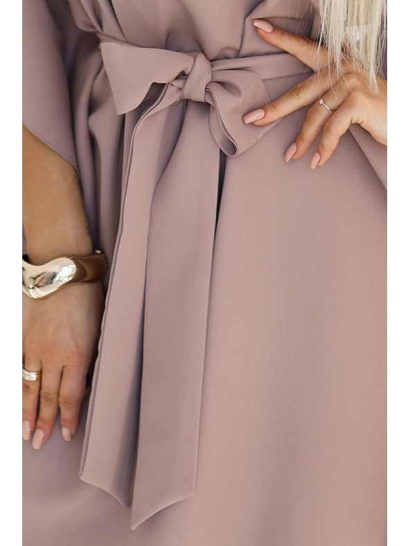 numoco SOFIA Motýlikové šaty so zaväzovaním v páse - MOCHA MOUSSE
