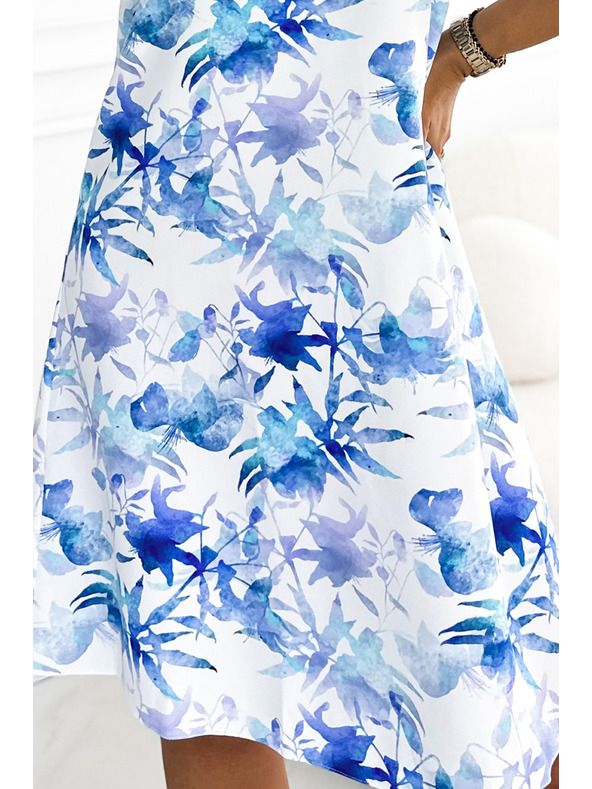 numoco VICTORIA Biele šaty s trapézovým vzorom - modrý vzor