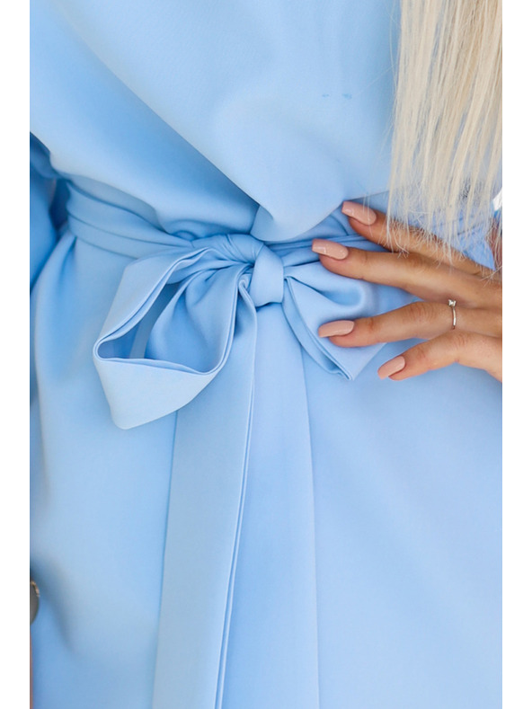 numoco SOFIA Motýlikové šaty s kravatou v páse - pastelovo modrá
