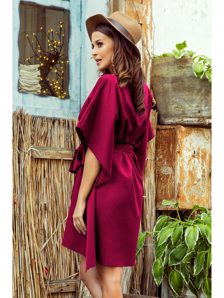 numoco SOFIA Motýlikové šaty so zaväzovaním v páse - Vínovej farby