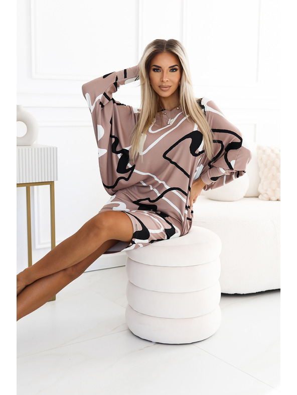 numoco Pohodlné netopierske šaty s výstrihom - béžové s čiernobielym vzorom