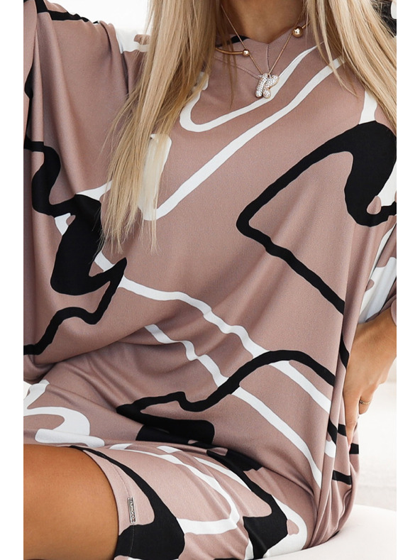 numoco Pohodlné netopierske šaty s výstrihom - béžové s čiernobielym vzorom