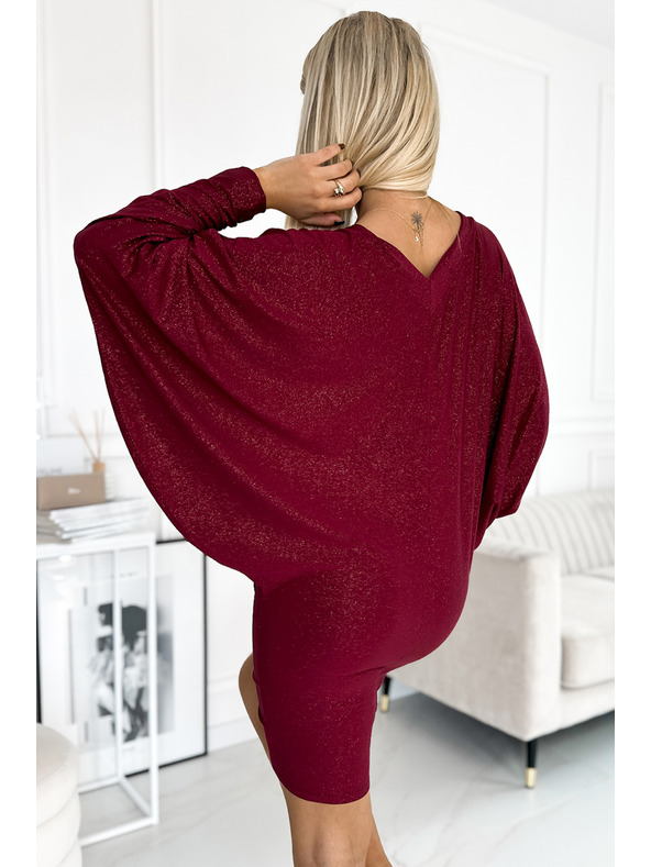 numoco Netopierske šaty s výstrihom - vínovej farby so trblietkami