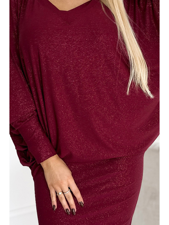 numoco Netopierske šaty s výstrihom - vínovej farby so trblietkami