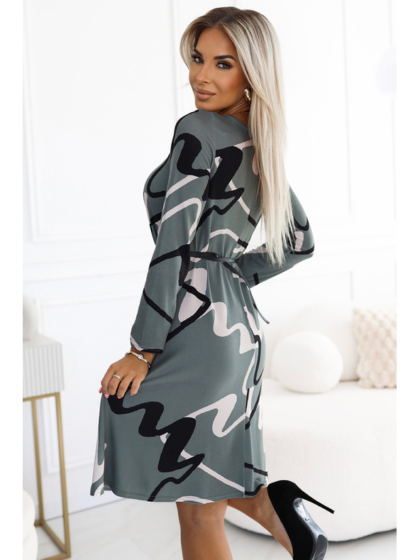 numoco Lichobežníkové sveterové šaty s pásom - olivové s čierno-béžovým vzorom