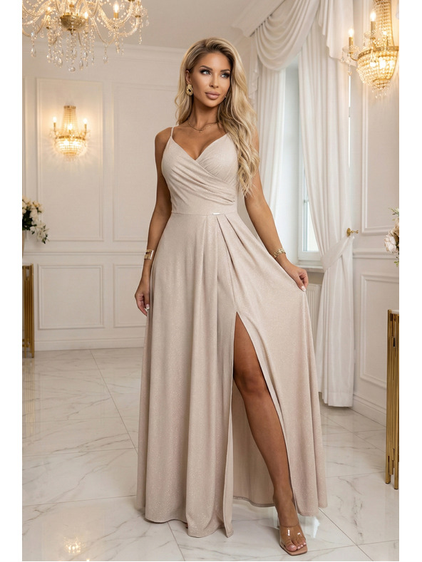 numoco CHIARA Maxi šaty so špagetovými ramienkami, zavinovacím výstrihom a rozparkom na nohavici - šampanské béžové so trblietkami