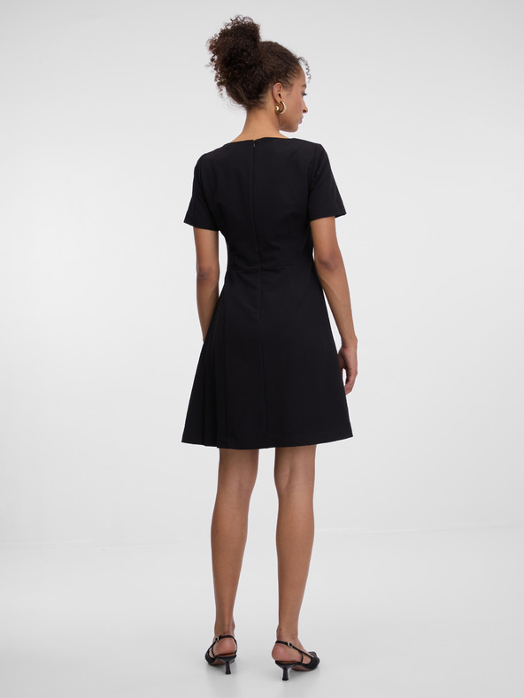 Orsay Čierne dámske šaty ku kolenám ORSAY