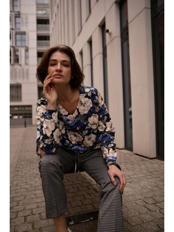 Moodo Kvetovaná mikina so výstrihom do V čierna Moodo