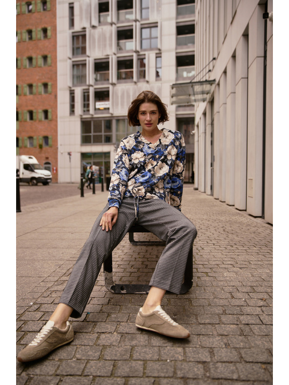 Moodo Kvetovaná mikina so výstrihom do V čierna Moodo