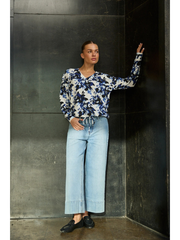 Moodo Kvetovaná mikina s výstrihom do V biela Moodo