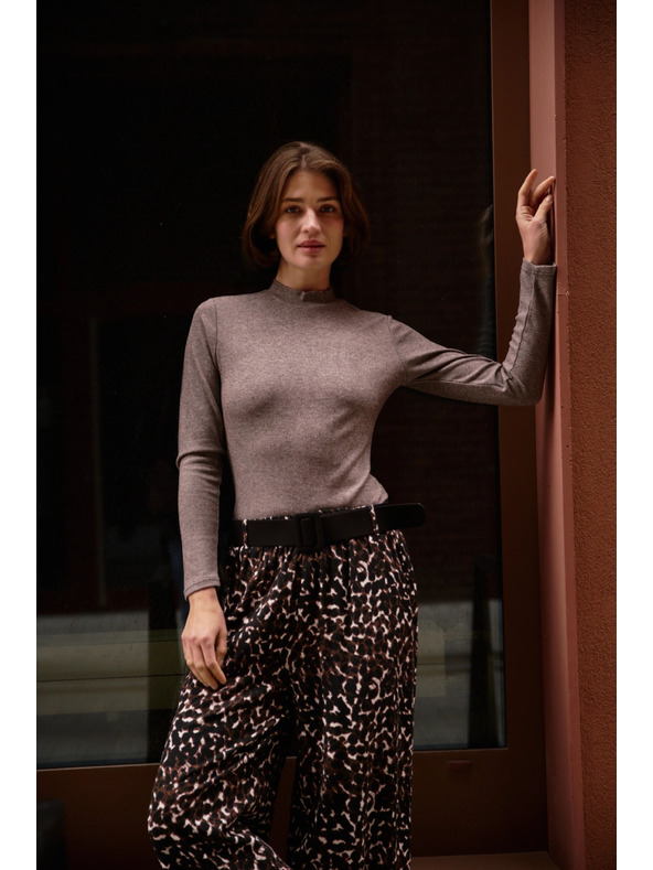 Moodo Hnedé tričko so stojačikom Moodo