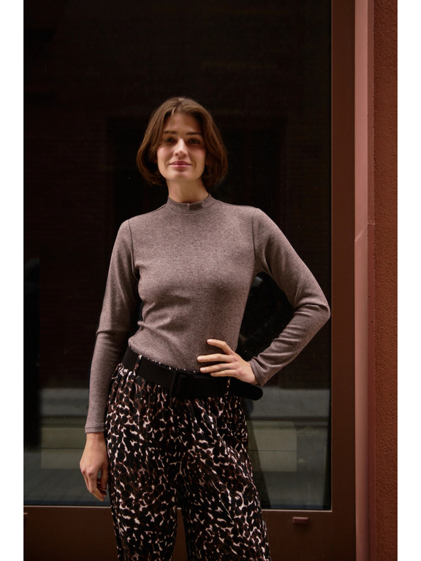 Moodo Hnedé tričko so stojačikom Moodo