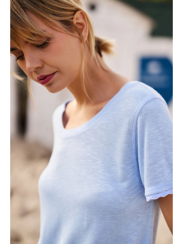 Moodo Svetlomodrá blúzka s okrúhlym výstrihom Moodo