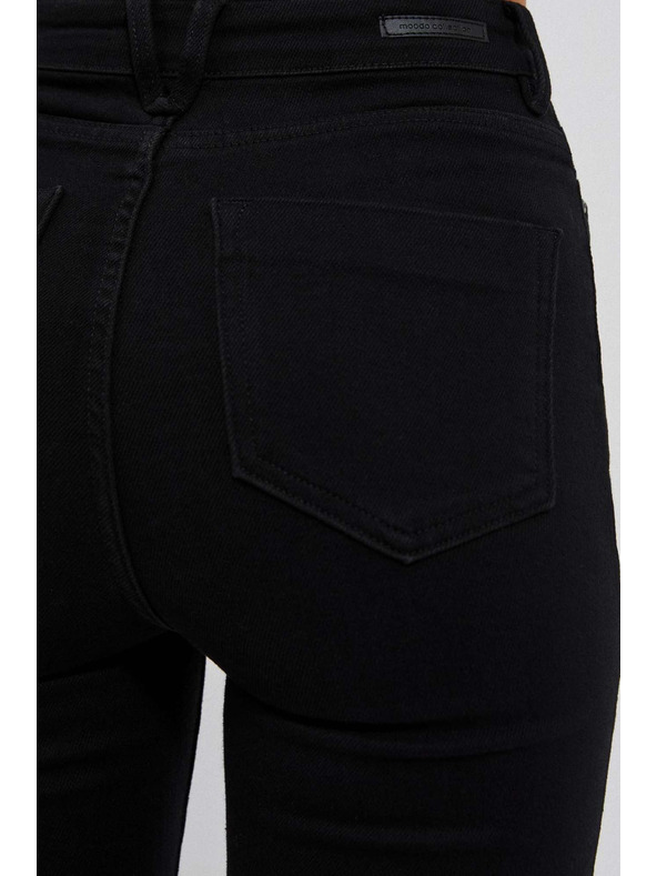 Moodo Priľnavé džínsy s trhaným lemom Moodo