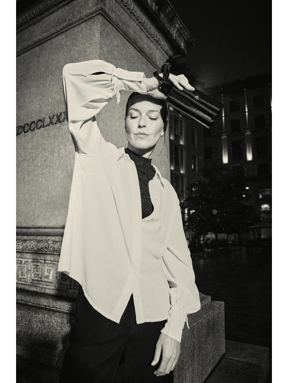 Moodo Biela košeľa s korálkami na rukáve Moodo