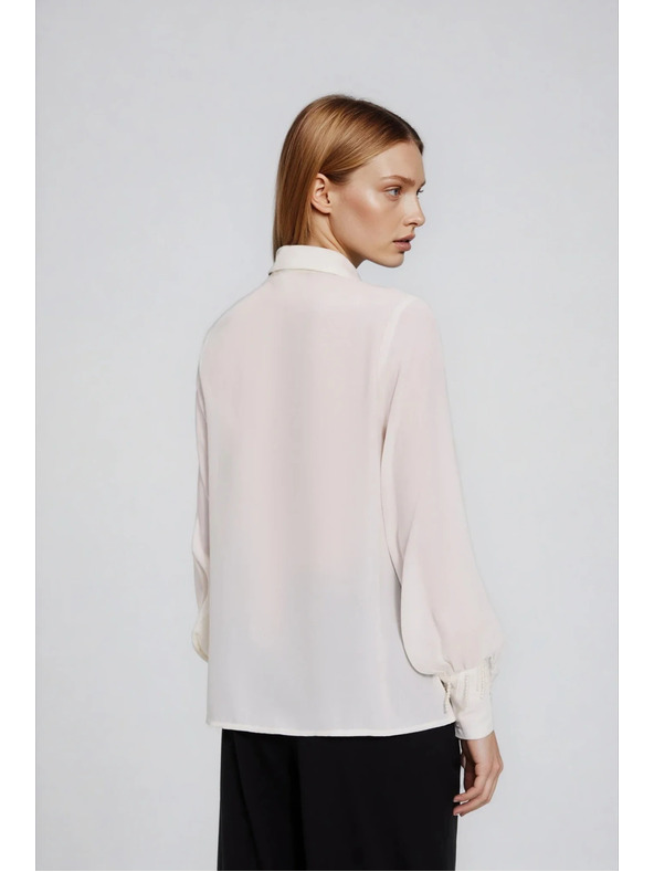 Moodo Biela košeľa s korálkami na rukáve Moodo