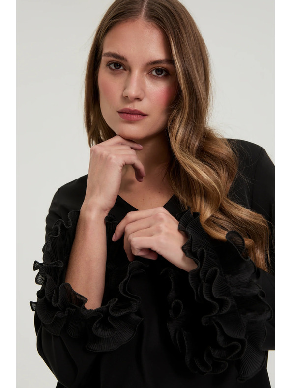 Moodo Čierna košeľa s volánmi na rukávoch Moodo