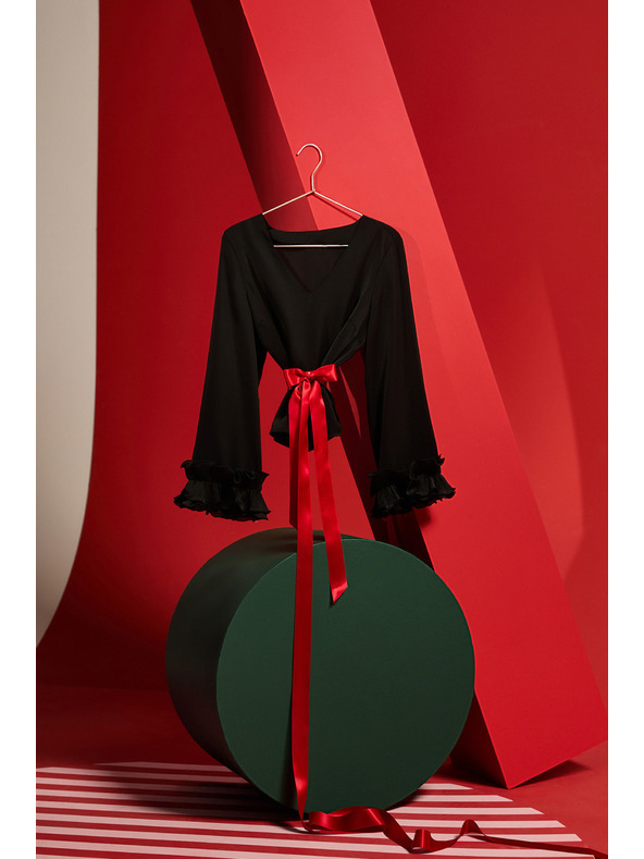 Moodo Čierna košeľa s volánmi na rukávoch Moodo