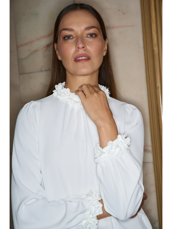 Moodo Biela košeľa so zdobným výstrihom Moodo