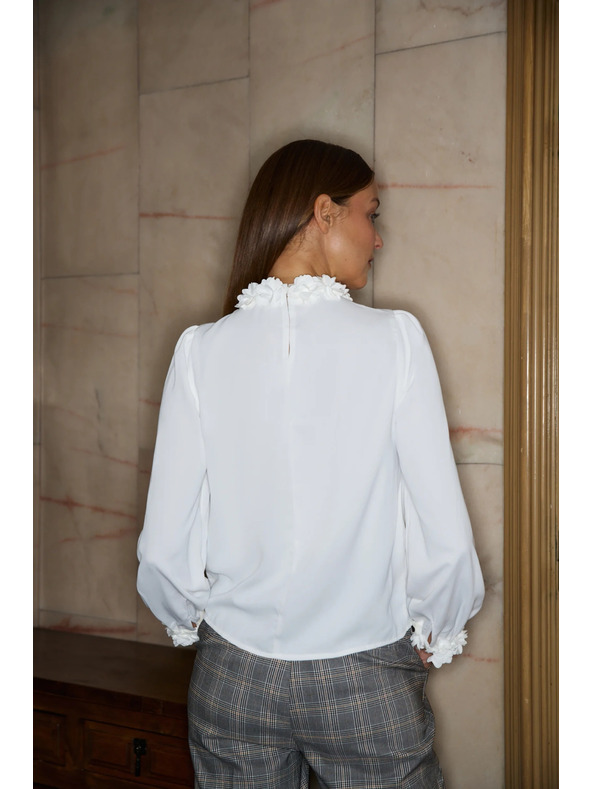 Moodo Biela košeľa so zdobným výstrihom Moodo