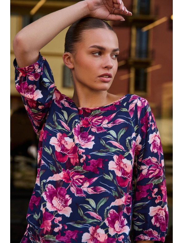 Moodo Tmavomodrá viskózová košeľa Moodo s kvetinovým vzorom