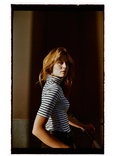 Moodo Tričko so stojačikom v pruhoch Moodo