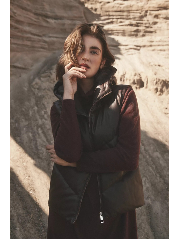 Moodo Prešívaná vesta s kapucňou hnedá Moodo