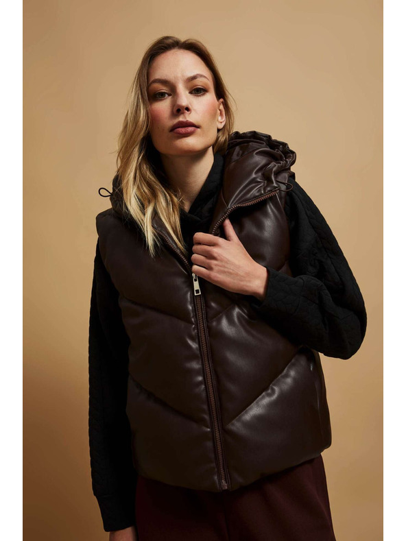 Moodo Prešívaná vesta s kapucňou hnedá Moodo