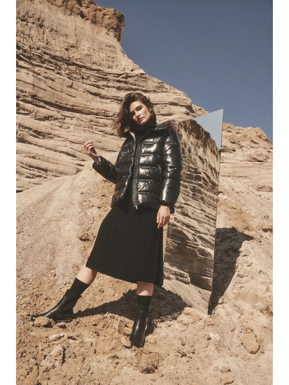 Moodo Krátka prešívaná čierna bunda s kapucňou Moodo