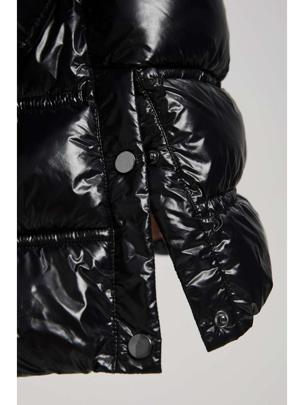 Moodo Krátka prešívaná čierna bunda s kapucňou Moodo