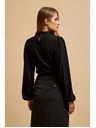 Moodo Čierna blúzka s polo výstrihom a nafúknutými rukávmi Moodo
