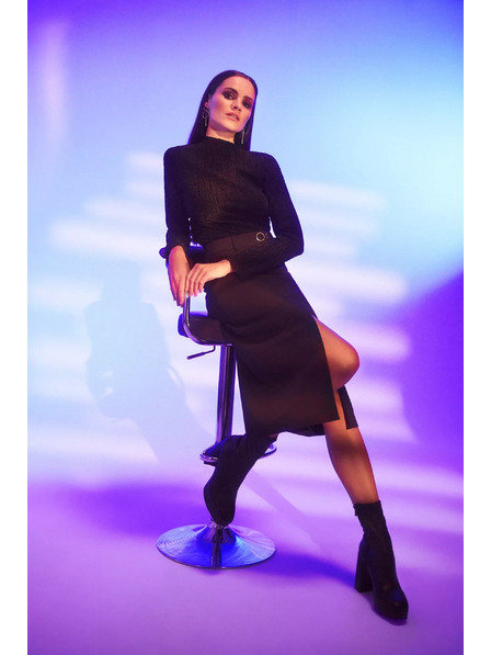 Moodo Čierna blúzka s polo výstrihom zdobená metalickou niťou Moodo