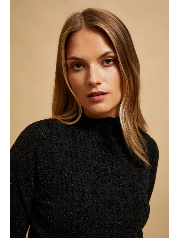 Moodo Čierna blúzka s polo výstrihom zdobená metalickou niťou Moodo