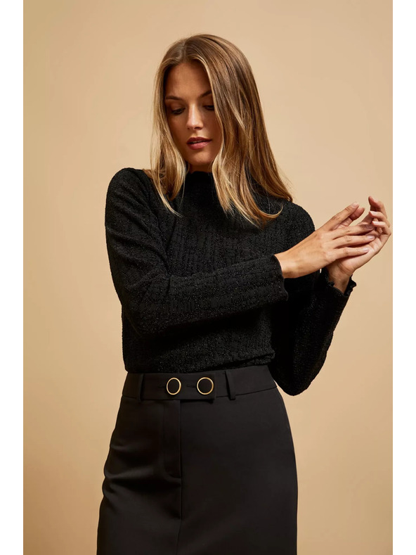 Moodo Čierna blúzka s polo výstrihom zdobená metalickou niťou Moodo