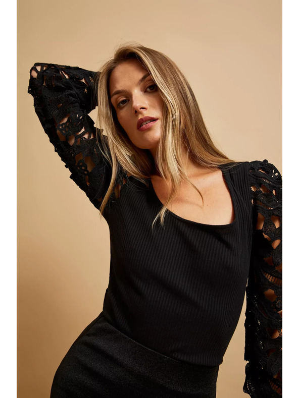 Moodo Čierne tričko s čipkovanými rukávmi Moodo