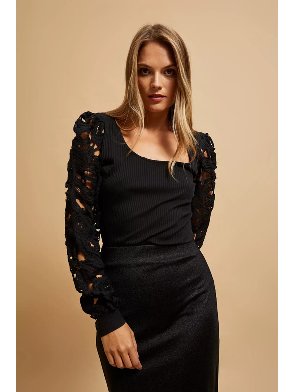 Moodo Čierne tričko s čipkovanými rukávmi Moodo