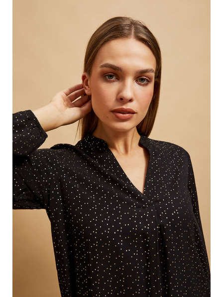 Moodo Čierna košeľa s výstrihom do V Moodo