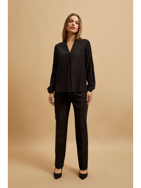 Moodo Čierna košeľa s výstrihom do V Moodo