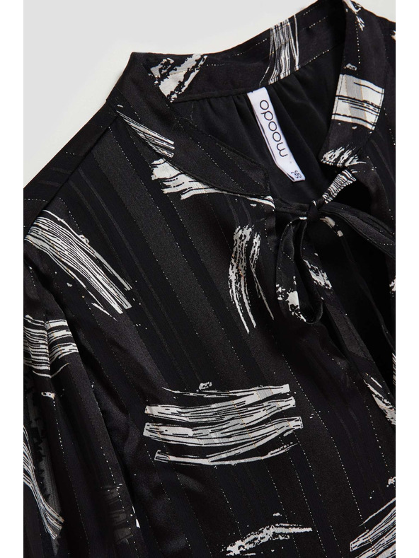 Moodo Čierna košeľa Moodo so zaväzovaným výstrihom