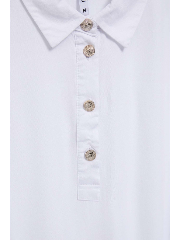 Moodo Biela blúzka s ozdobnými gombíkmi na výstrihu a rukávoch Moodo
