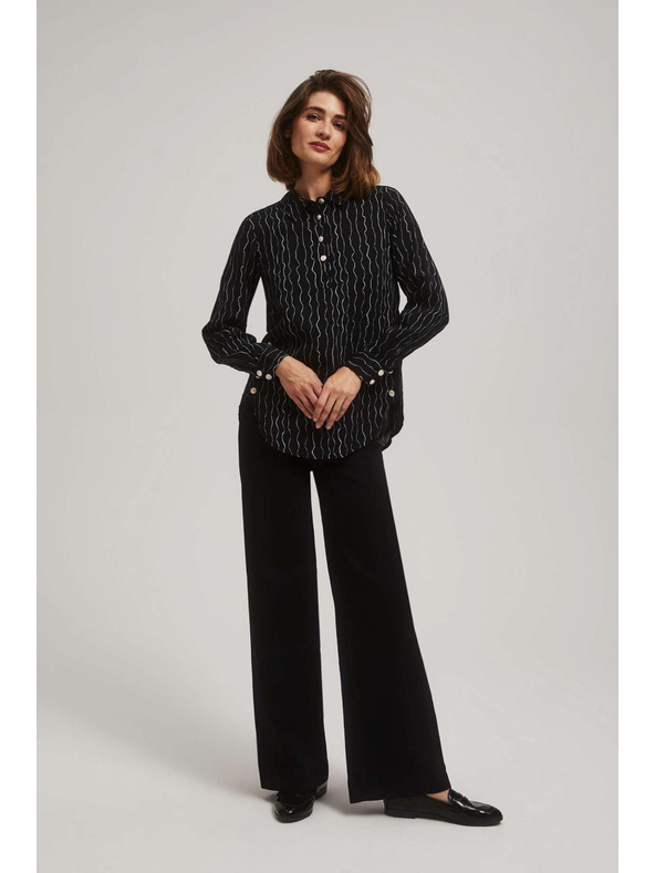 Moodo Čierna blúzka s ozdobnými gombíkmi a jemným vzorom Moodo